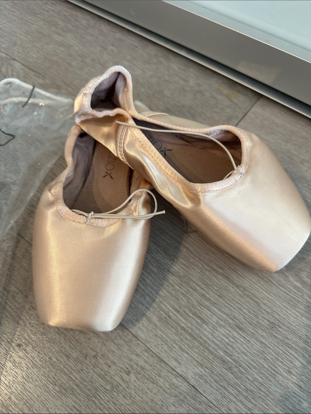 Capezio Ava medium shank (1142) 8M pointe shoes. Brand new never worn.